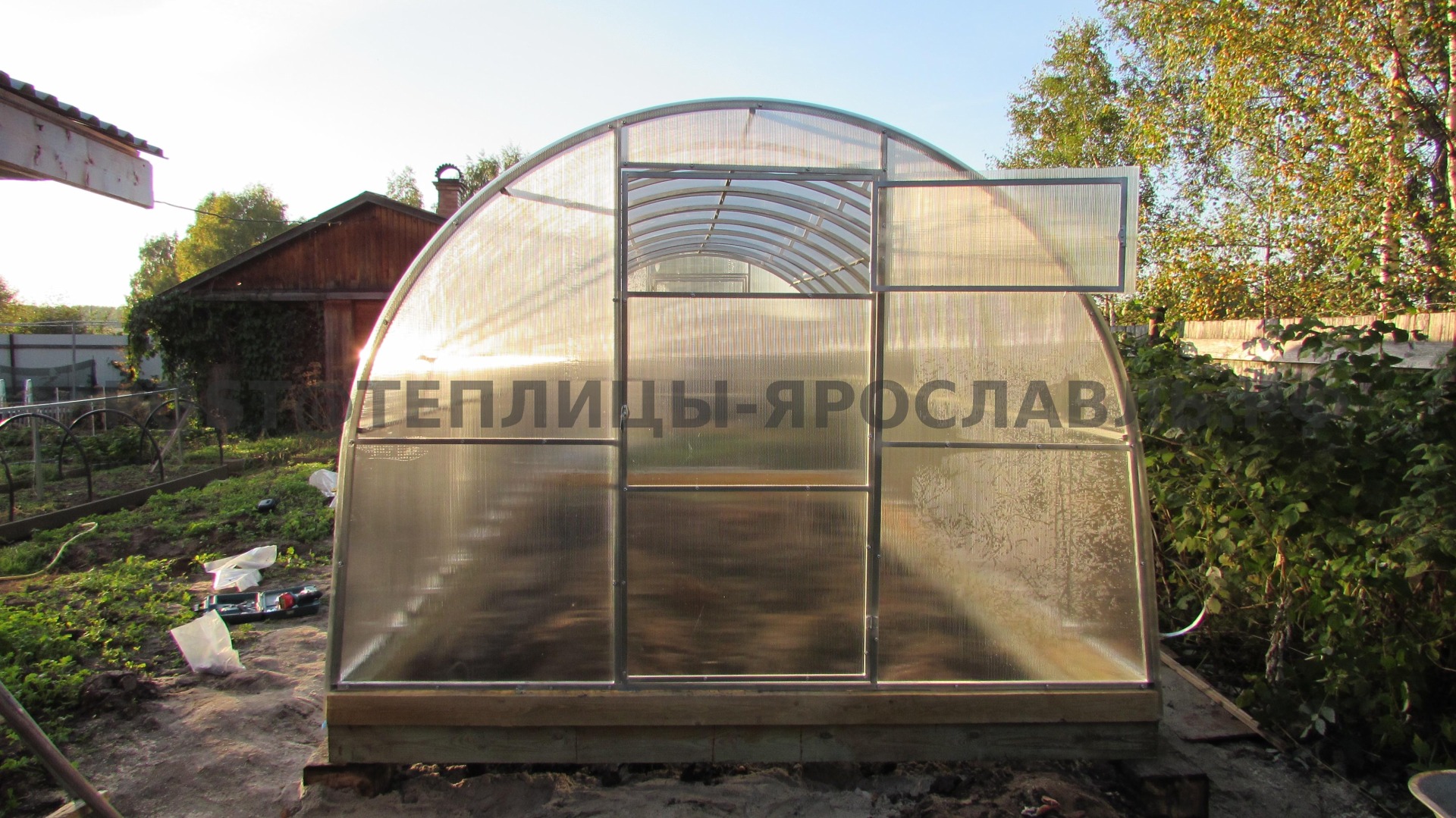 Теплица на даче своими руками.